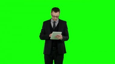 İş adamı dizüstü bilgisayarı kullanıyor ve online alışveriş yapar. Yeşil ekran.