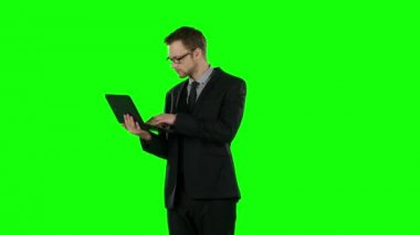 İş adamı bilgisayar kullanarak alışveriş online yapar. Yeşil ekran.