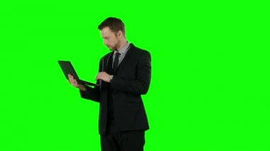 Bilgisayar kullanan iş adam. Yeşil ekran.