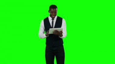 Internet için dijital tablet pc kullanarak iş adamı. Yeşil ekran