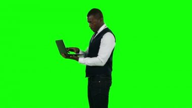 Dizüstü bilgisayar kullanarak bir iş adamı. Yeşil ekran.
