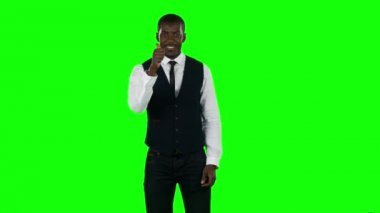 Bir başparmak işaret yukarıya gösterilen iş adamı. Yeşil ekran