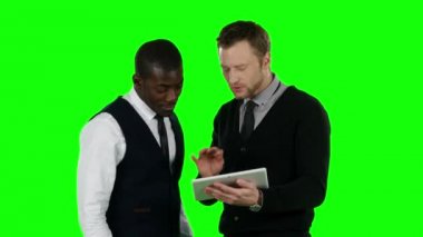 İş adamları için laptop ve çok mutlu. Yeşil ekran