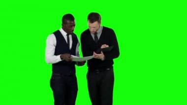 İşadamları belgeleri göz önünde bulundurun. Yeşil ekran