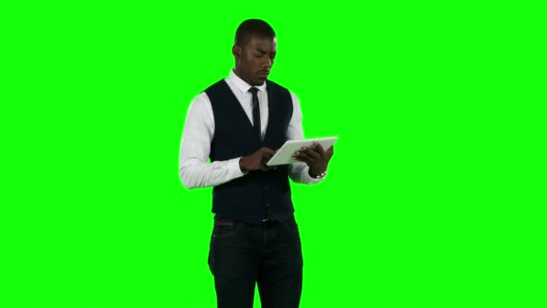 Επιχειρηματίας χρησιμοποιώντας ψηφιακή tablet pc. Πράσινη οθόνη — Αρχείο Βίντεο