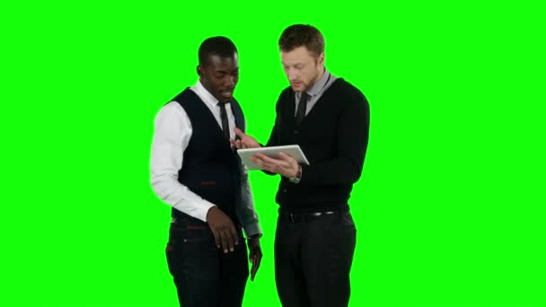 Geschäftsleute, die am Laptop arbeiten und sehr wütend sind. Green Screen — Stockvideo