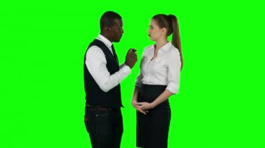 Genç iş adamları işbirliği ve el sallamak. Yeşil ekran