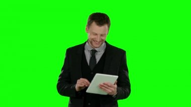 Laptop bir şey izliyor ve gülümseyen iş adamı. Yeşil ekran