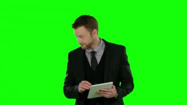 Bir şey izlerken laptop ve kızgın bir iş adamı. Yeşil ekran