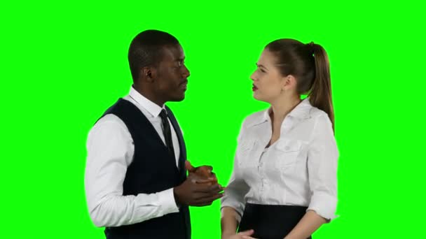 2 ビジネス人の顔に直面する話。緑色の画面 — ストック動画