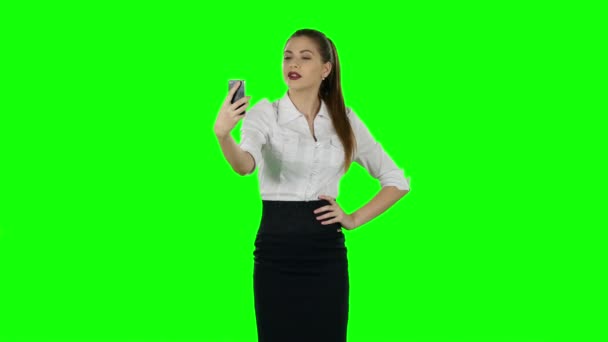Selfie de mujer de negocios con teléfono. Pantalla verde — Vídeos de Stock