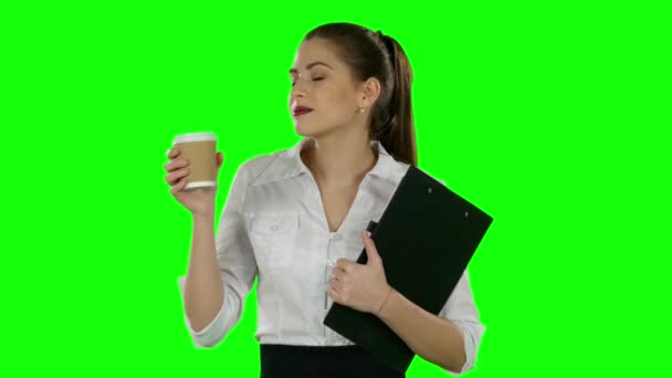 Mujer de negocios beber café con carpeta en las manos. Pantalla verde — Vídeos de Stock