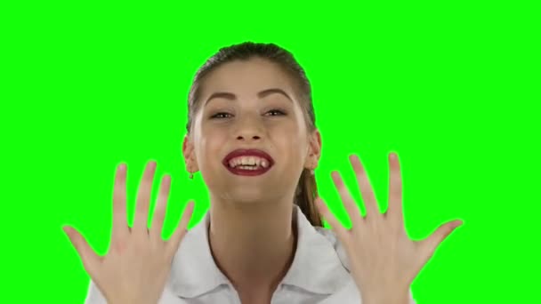 Überrascht aufgeregtes Lächeln Geschäftsfrau tragen weißen Anzug. Green Screen — Stockvideo