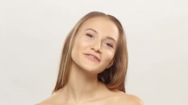 Genç kız onun gülümseme diş telleri gösterir. Beyaz