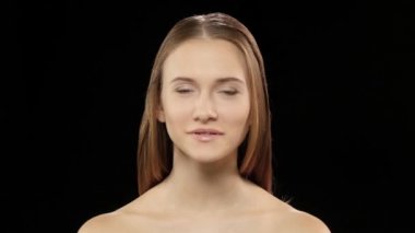 Genç kız onun gülümseme diş telleri gösterir. Siyah