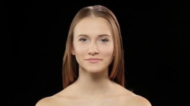 Kız onu gülümseme diş telleri ile gösterir. Siyah