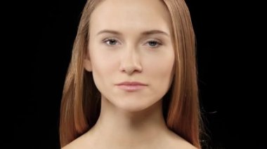 Diş telleri üzerinde dişlerini beyaz kız. Gülümse. Siyah