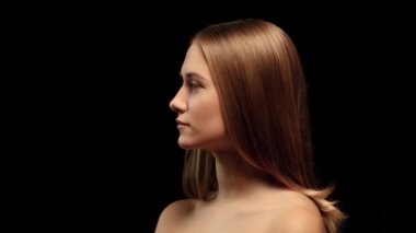 Diş telleri kızla kamera ve gülüyor için döner. Siyah