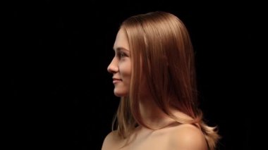 Diş telleri ve güzel saç rengi kadın ile kamera ve tek gözü göz kırpıyor döner. Siyah