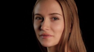 Diş telleri ve mavi gözlü kız. Siyah