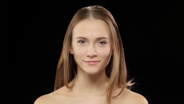 Model lacht en toont haar glimlach met accolades en winking met één oog. Zwart — Stockvideo