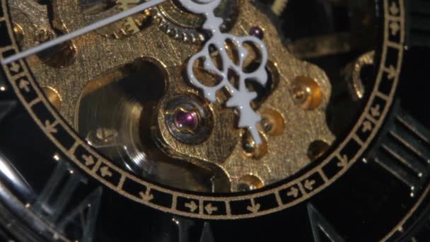 Oude gouden klok mechanisme werken. Close-up — Stockvideo