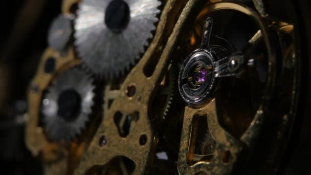 Bewegende metalen tandwielen binnen horloge mechanisme werken. Close-up — Stockvideo