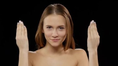 Bir öpücük gönderme diş telleri olan kız. Siyah. Ağır çekim