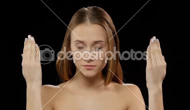 Gülümseyen ve gülüyor imleri kızla. Siyah. Ağır çekim