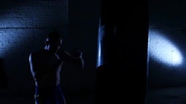 Boksör gölge spor salonunda kutuları. Ağır çekim