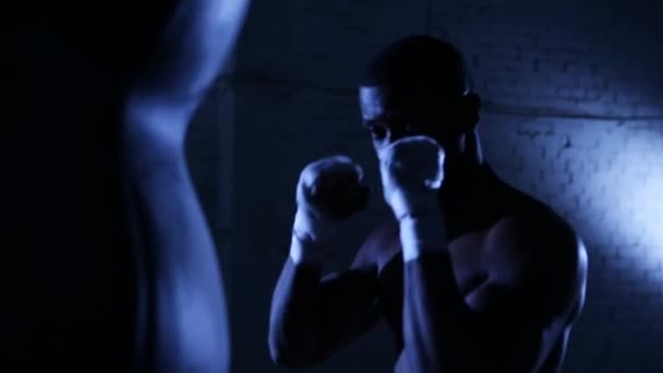 Afro-Amerikan boksör atlet gölge boks jimnastik salonu — Stok video