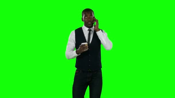 Geschäftsmann-Handy und Kaffee trinken. Green Screen — Stockvideo