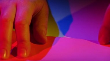 Kadın pembe kağıt origami katlama elleri. Portre