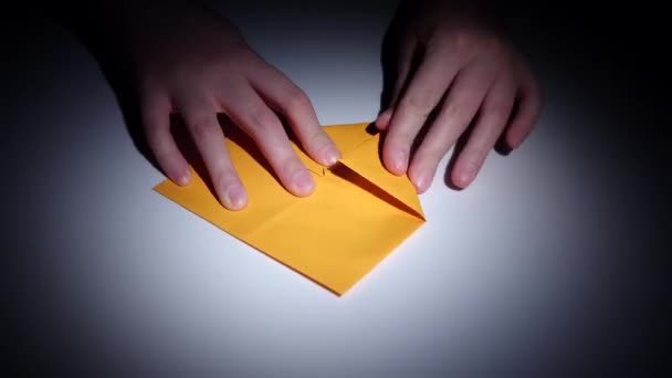Человек, делающий бумажные оригами. Время истекло. Крупный план — стоковое видео