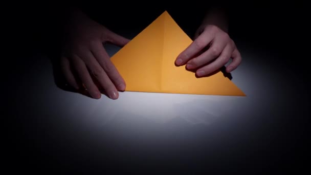 Origami symbolische illustratie. Time-lapse. Closeup — Stockvideo