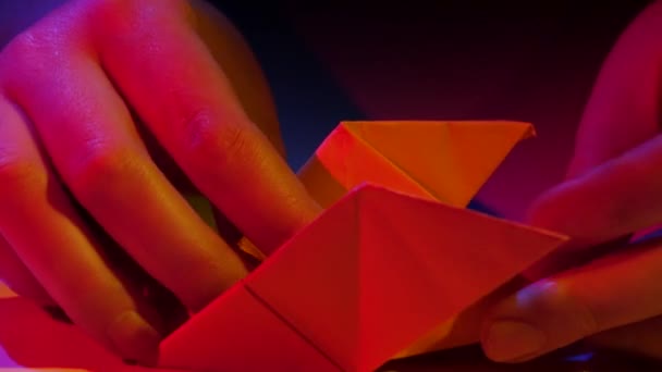 Origami, tavolo di carta. Primo piano — Video Stock