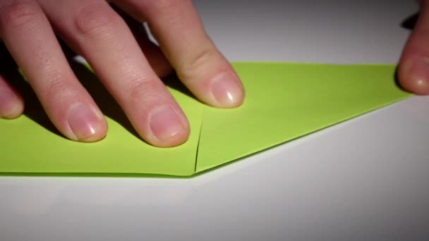 Χέρια καθιστώντας Οριγκάμι με την Πράσινη Βίβλο. Κινηματογράφηση σε πρώτο πλάνο — Αρχείο Βίντεο
