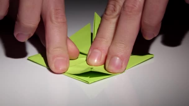 Haciendo origami. Primer plano. — Vídeo de stock
