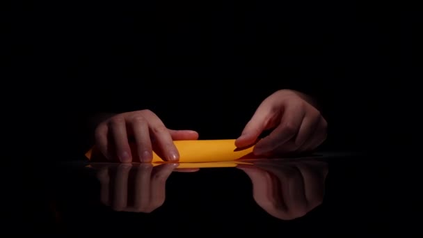 La personne fait l'origami. Noir. Gros plan 