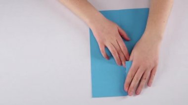 Origami uçak kağıt. Beyaz. Zaman atlamalı