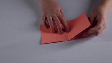 Kadın kağıt pencere yapar. Beyaz. Zaman atlamalı