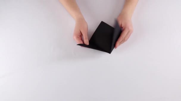 Chica haciendo origami. Negro rearmouse. Caducidad — Vídeos de Stock