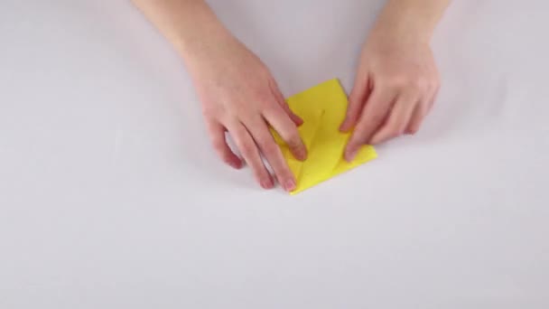 Gelber Fisch Origami. weiß. Zeitraffer — Stockvideo