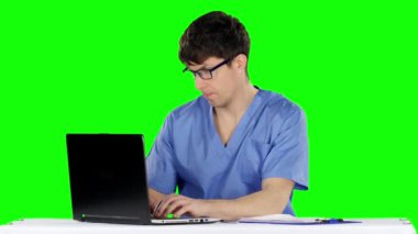 Doktor bilgisayarbaşında çalışıyor. Yeşil ekran