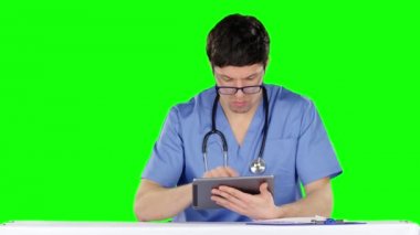 Tablet bilgisayarlı doktor. Yeşil ekran