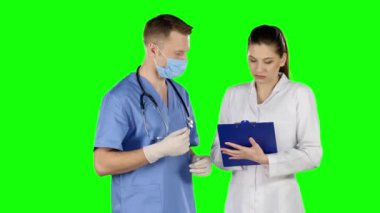 Cerrah talimat veriyor. Yeşil ekran