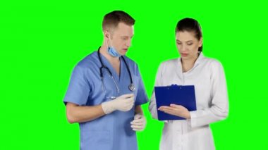 İki doktor birlikte konuşuyor. Yeşil ekran