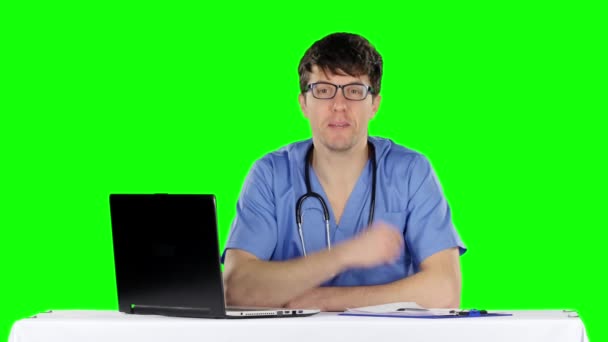 Médico masculino en salas de consulta. Pantalla verde — Vídeo de stock