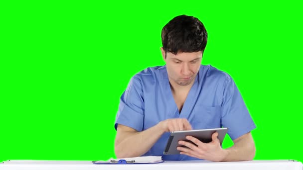 Médico enojado usando una tableta y hace registros. Pantalla verde — Vídeos de Stock