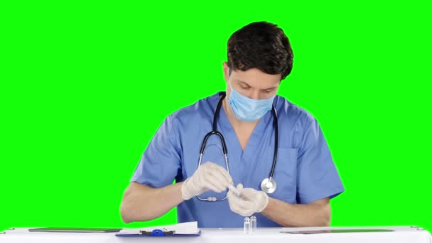 Syringe met een geneesmiddel in een hand. Groen scherm — Stockvideo